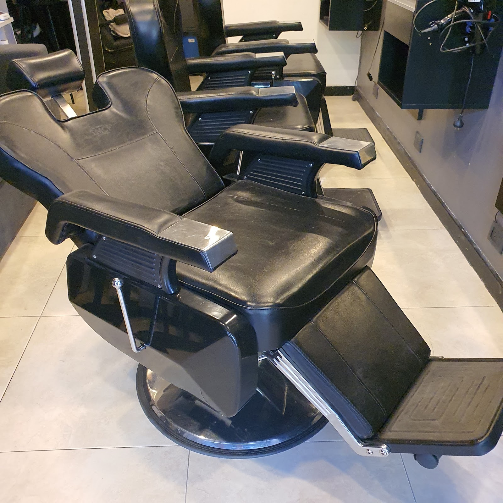 Sillones de barbería en Bendito Dios Barbershop