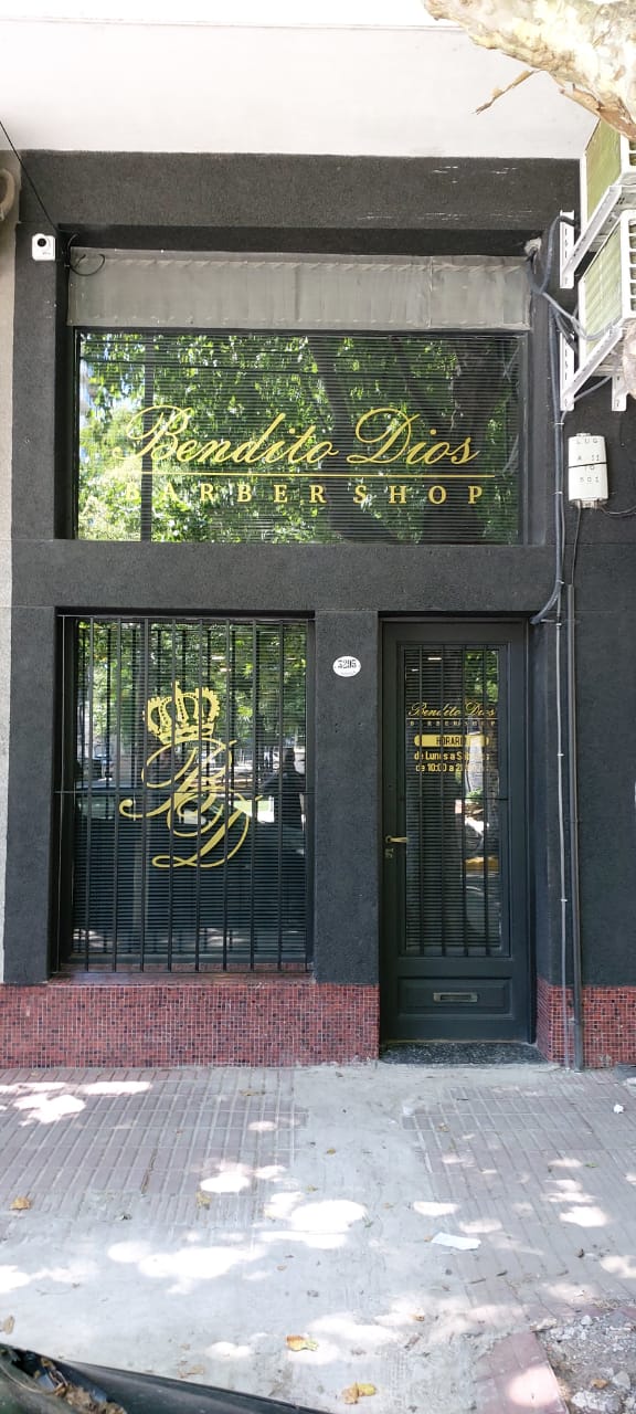Fachada de Bendito Dios Barbershop de día