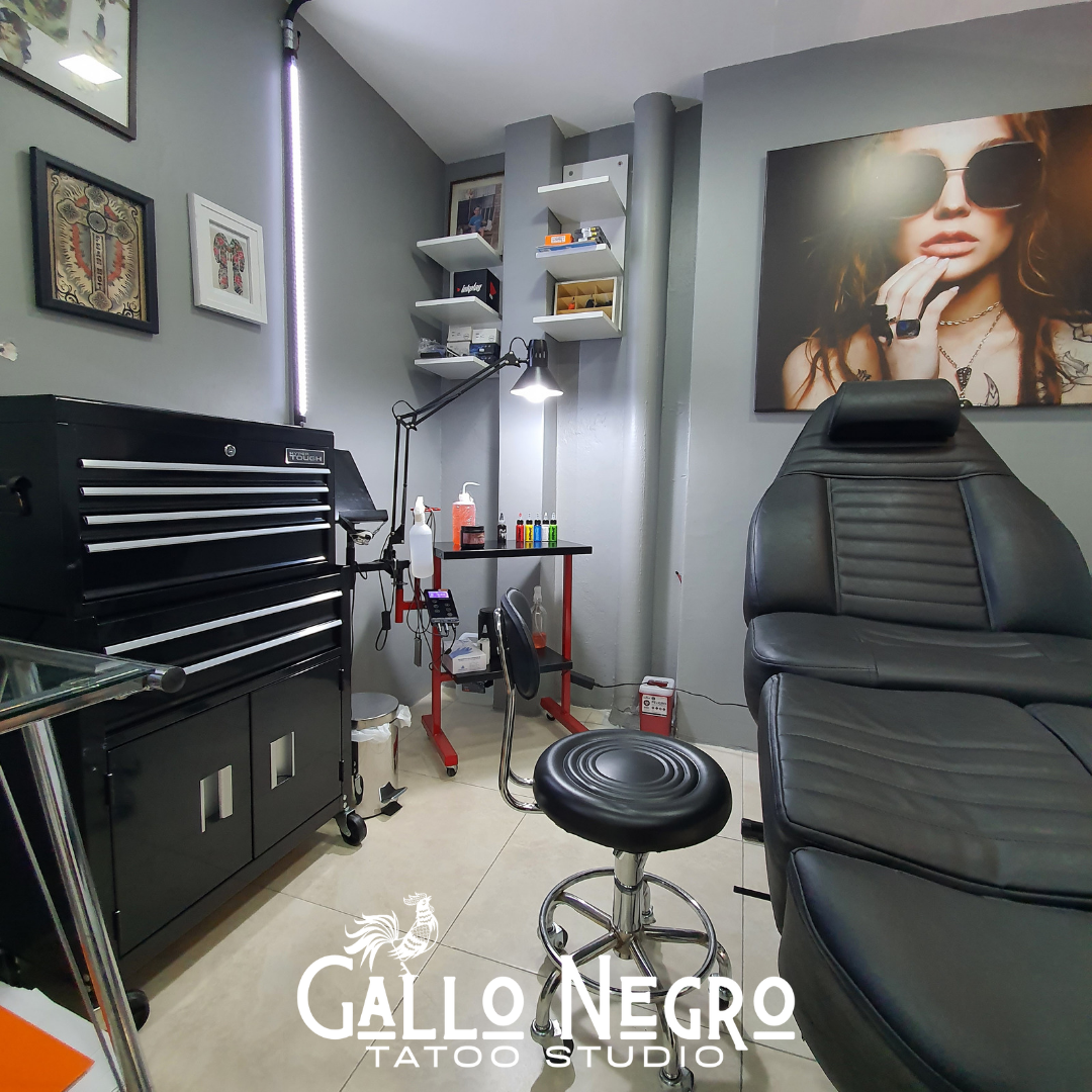 Sala de Gallo Negro Tattoo Studio dentro del local